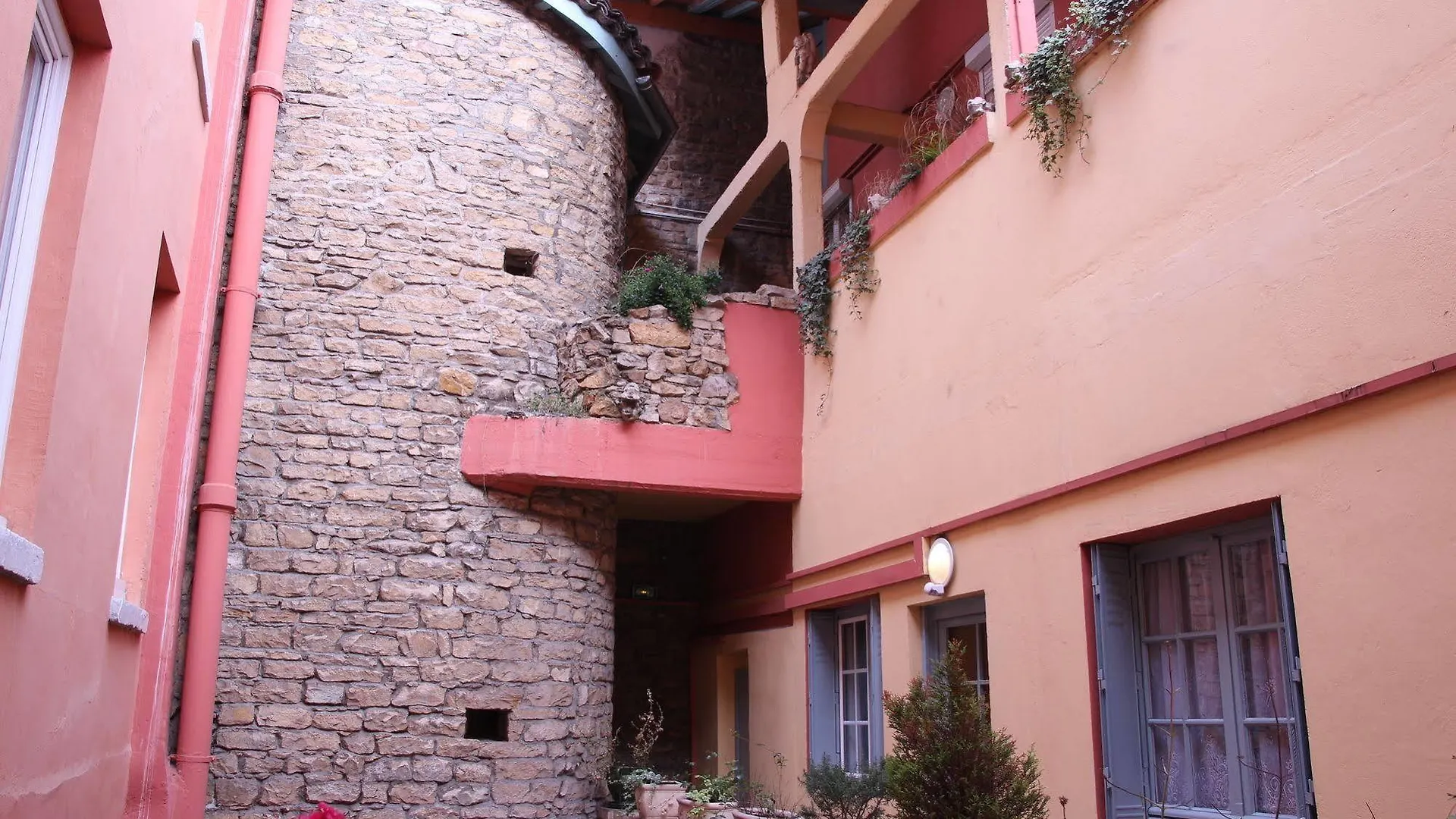 ***  Au Patio Morand Hotel Lyon France